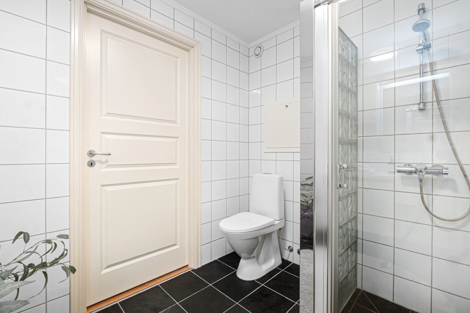 Badet ventileres via mekanisk avtrekk. Galleribilde