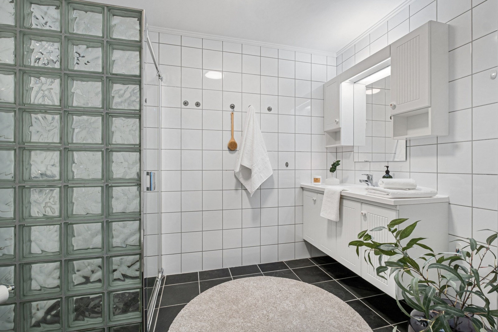 Stilrent, flislagt bad med termostatstyrt gulvvarme. Galleribilde