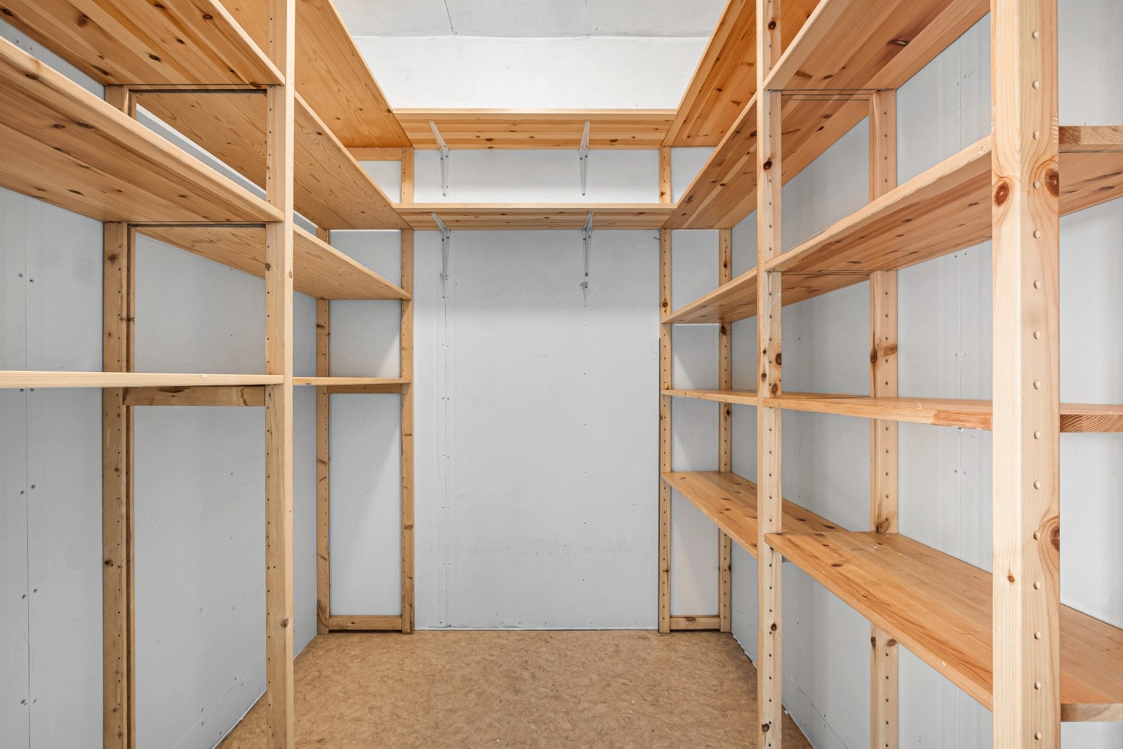 Leiligheten disponerer en egen bod i samme korridor som inngangspartiet. Galleribilde