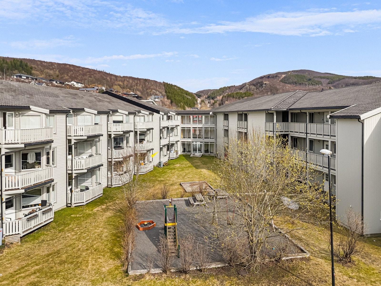 Koselig lekeplass etablert på borettslagets eiendom. Galleribilde