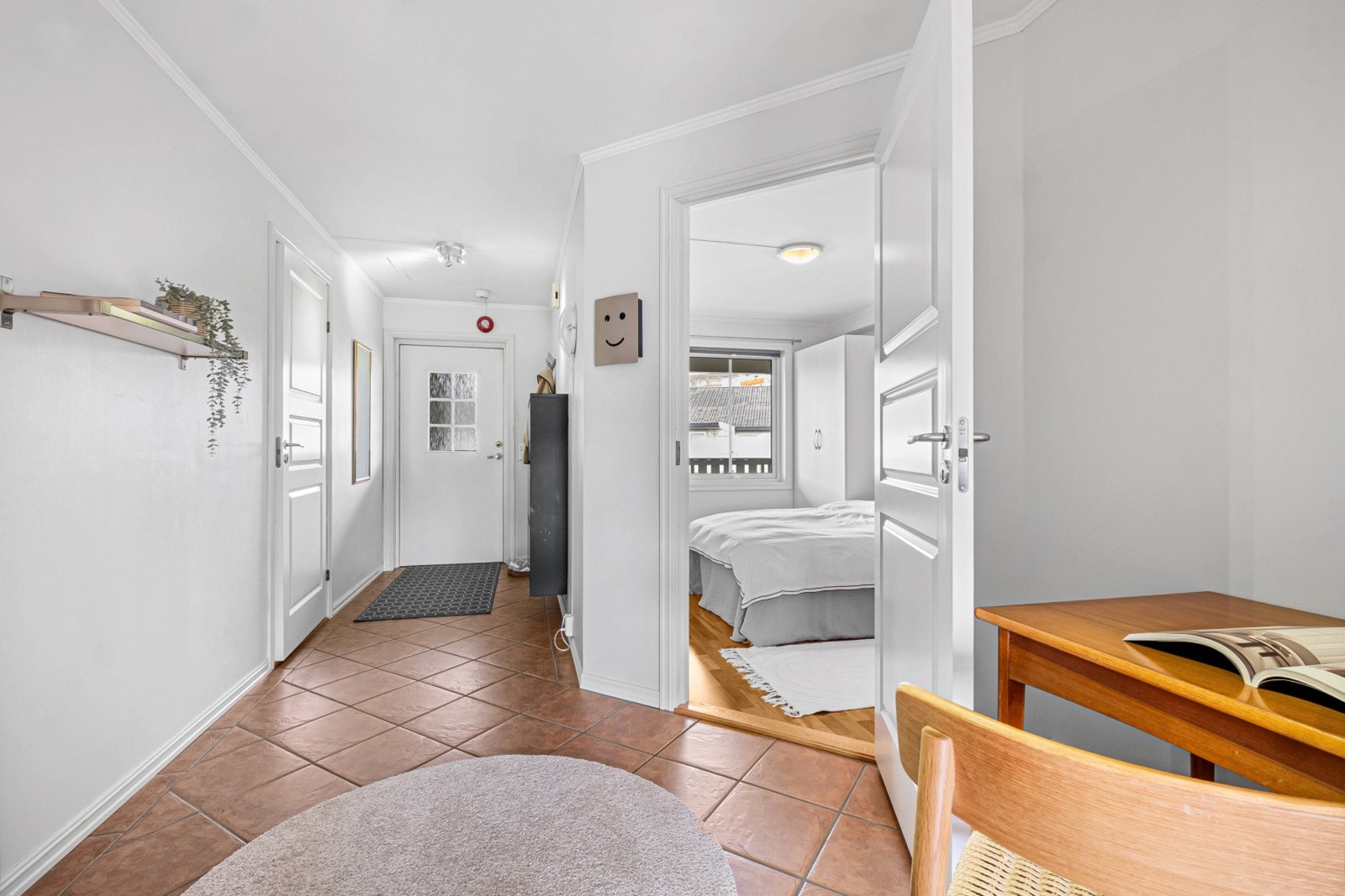Entré | Velkommen inn til en romslig, flislagt entré med gulvarme. Her er det god plass til oppheng og diverse garderobeløsninger. Galleribilde