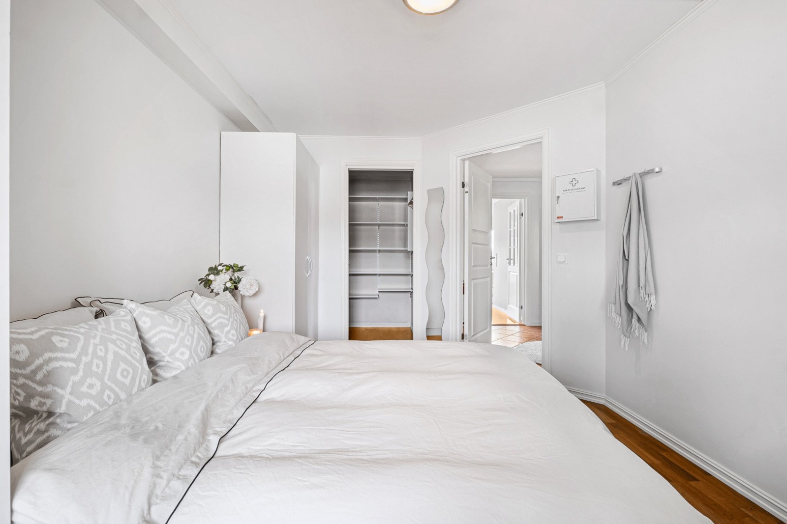 Hovedsoverommet har et egen praktisk "walk-in garderobeløsning". Galleribilde