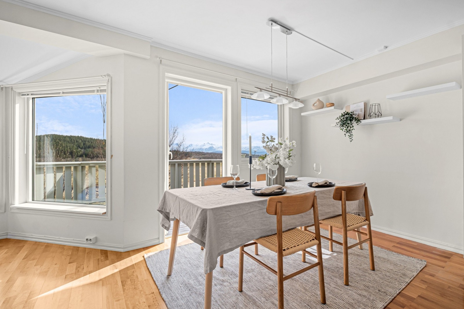 Fra stuen har man direkte utgang til balkongen. Galleribilde