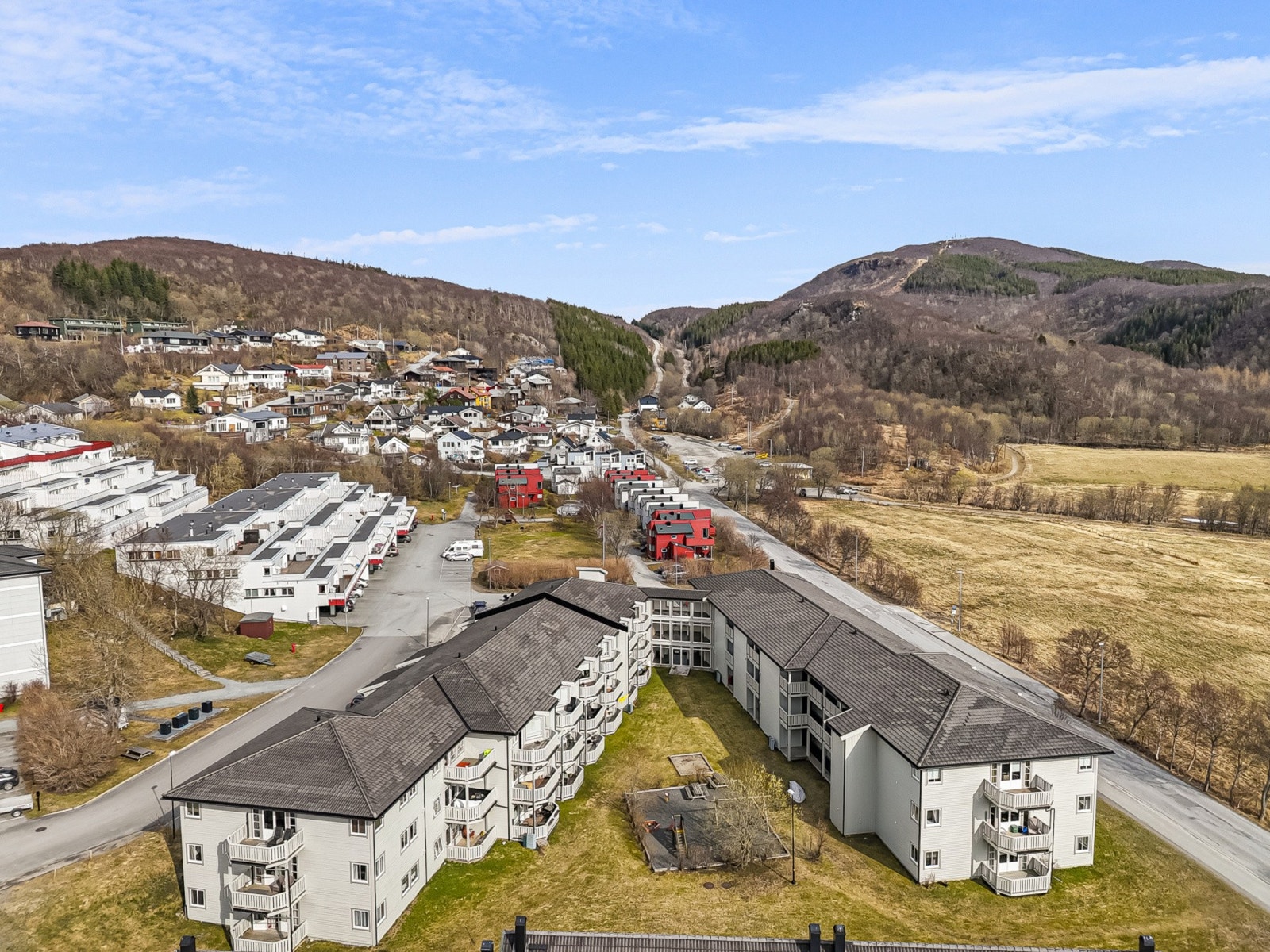 Kollektivtransport finner du rett ved leiligheten- og for den turglade er det et eldorado av løypenettverk like ved. Galleribilde