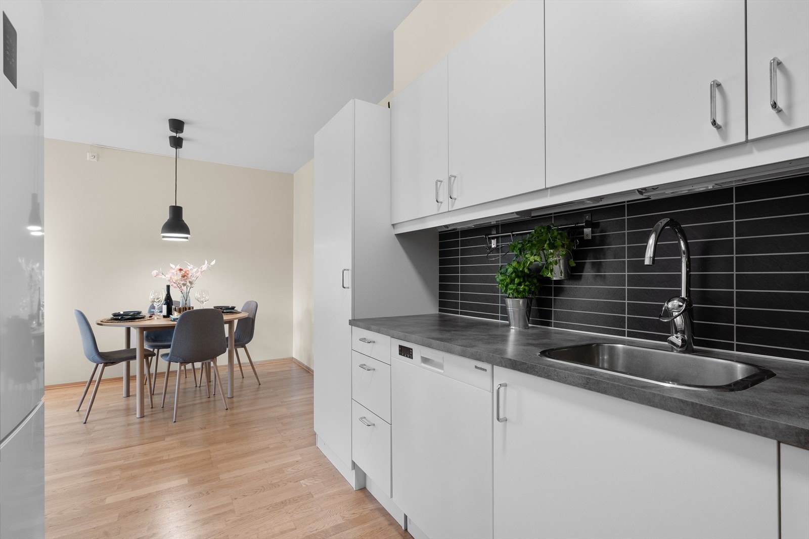Kjøkkenet er utstyrt med integrert koketopp og stekeovn, samt ventilator over kokeplass. Galleribilde