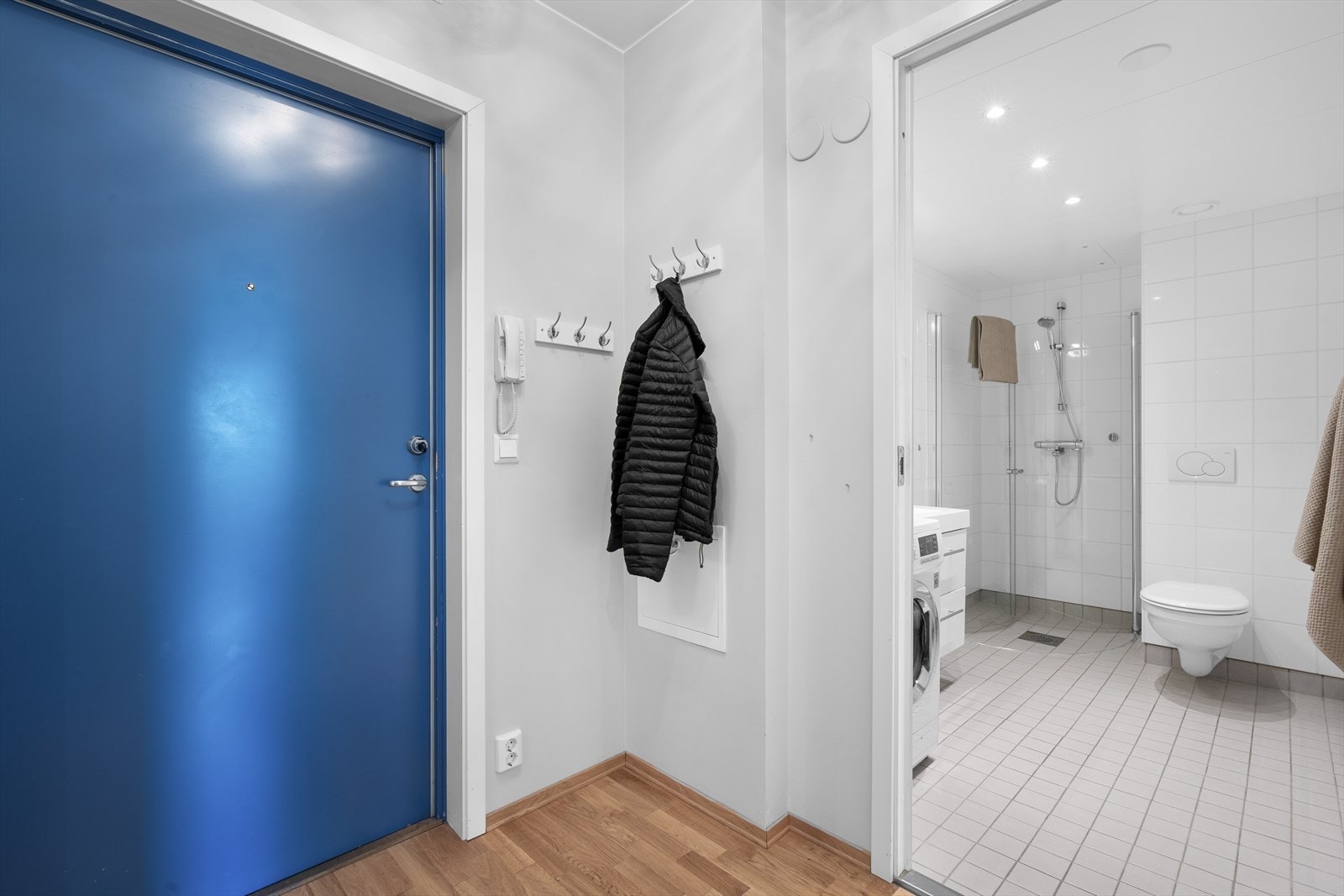 Leiligheten har en innbydende entré som skaper et umiddelbart godt førsteinntrykk. Her er det også direkte adkomst til badet. Galleribilde