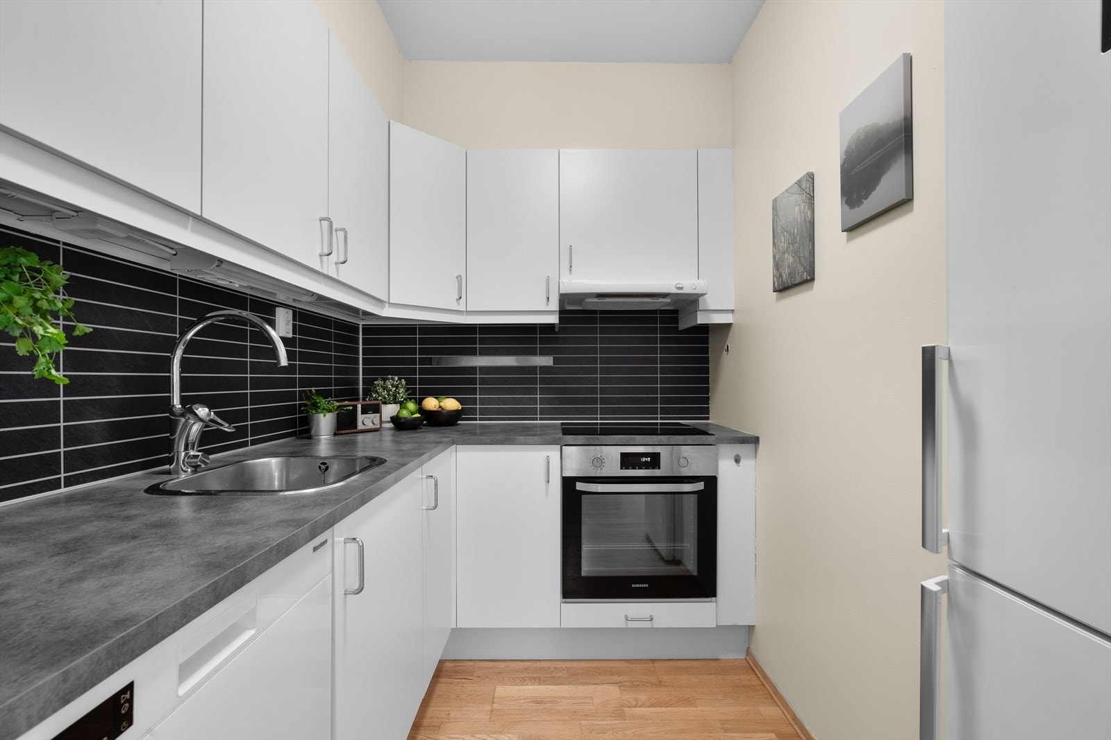 Her er det kitchenboard og belysning over benkeplaten, som bidrar til en praktisk arbeidssone. Galleribilde