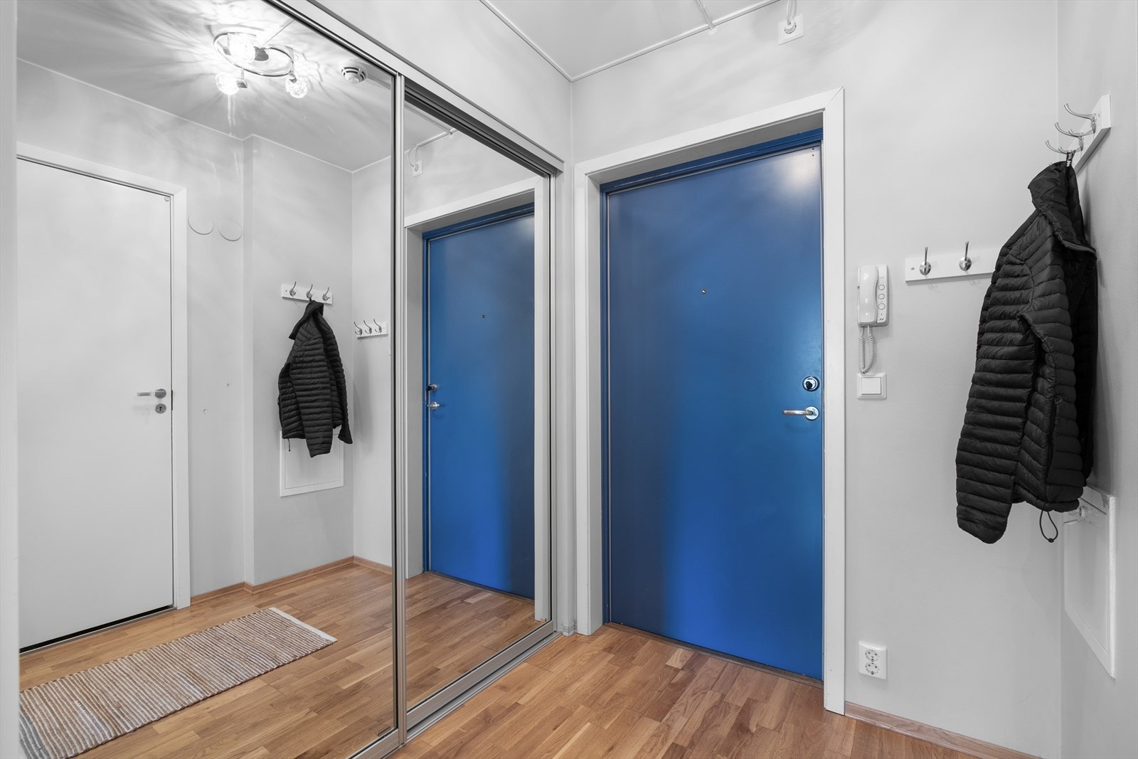 I entréen har du en romslig skyvedørsgarderobe med svært gode oppbevaringsmuligheter. Galleribilde