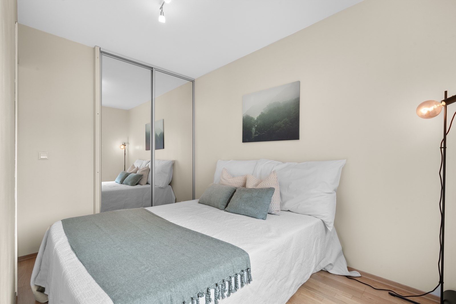 Rommet har rikelig med oppbevaringsplass i en romslig skyvedørsgarderobe. Galleribilde