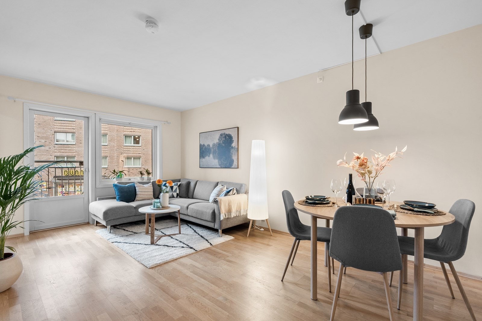 Planløsningen åpner opp for flere møbleringsmuligheter med god plass til sofagruppe, TV-møbler og spisebord med tilhørende stoler. Galleribilde
