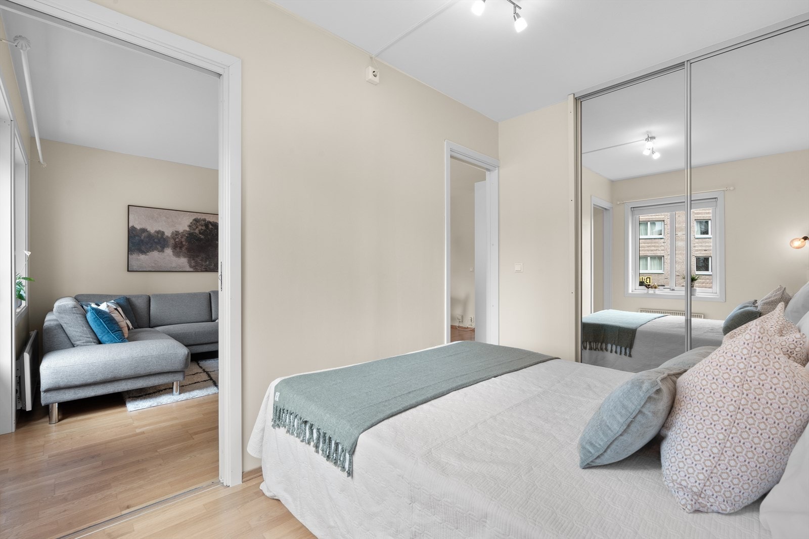Skyvedørsgarderoben gir en praktisk og plassbesparende løsning, som gjør det enkelt å holde orden. Galleribilde