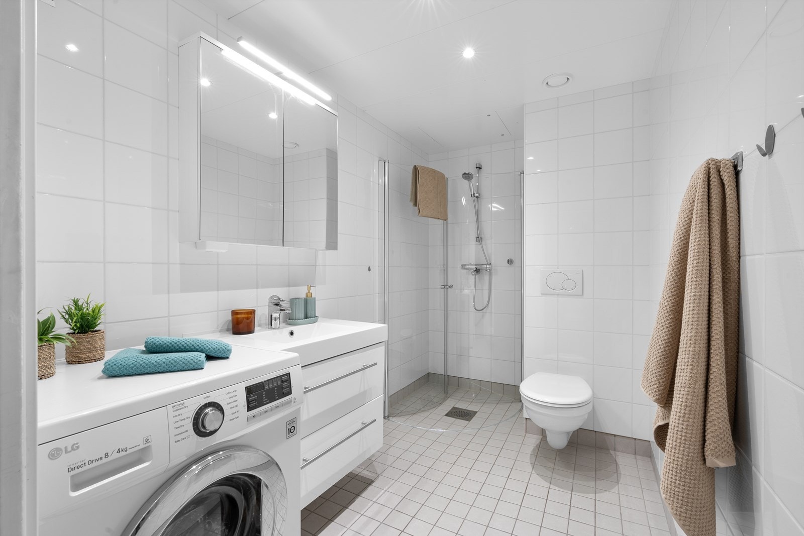 Pent og funksjonelt baderom med elektrisk gulvvarme og downlights i himlingen, som gir et behagelig lys. Himlingen er utført med lakkerte stålplater og innfelt belysning. Galleribilde