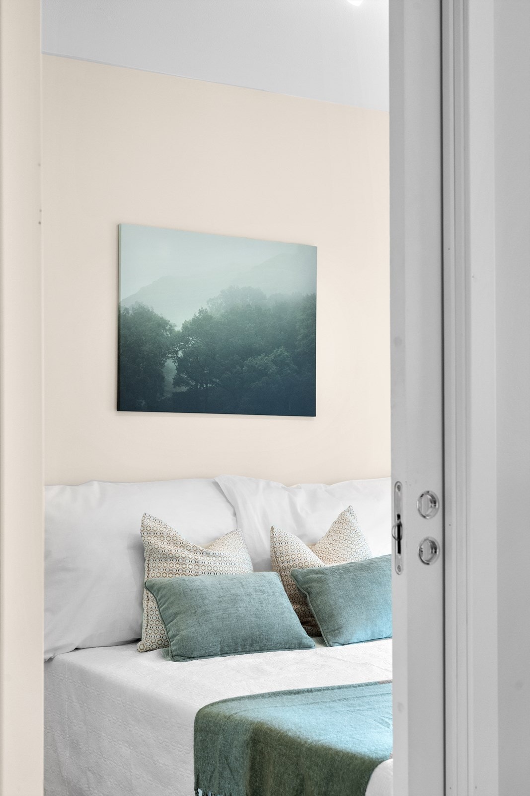 Soverom med fine detaljer og godt lysinnslipp. Galleribilde