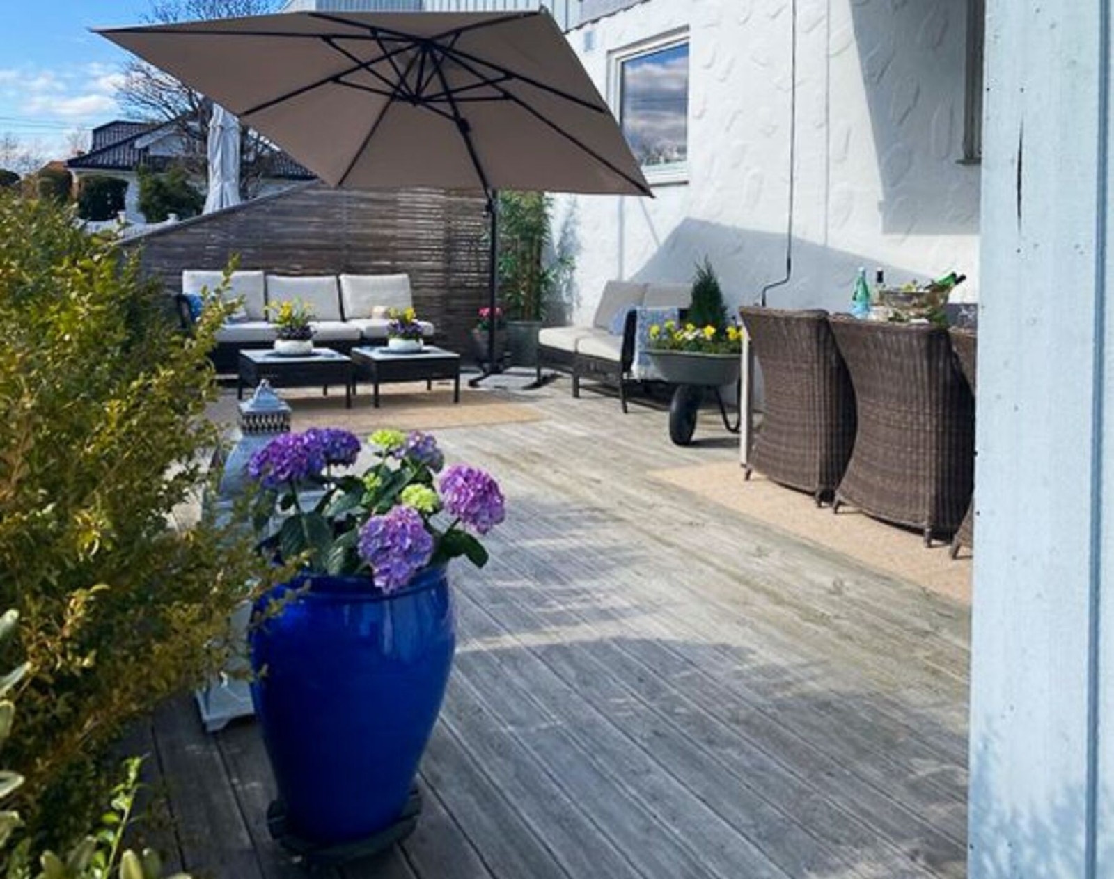 Her er det god plass til lounge, solstoler, grill eller annet ønskelig utemøblement. Galleribilde