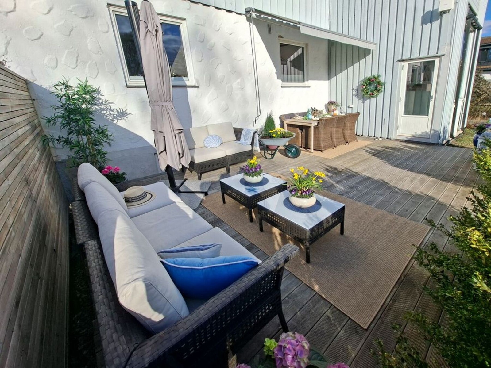 Fra spisestuen er det trapp ned til en stor markterrasse. Galleribilde