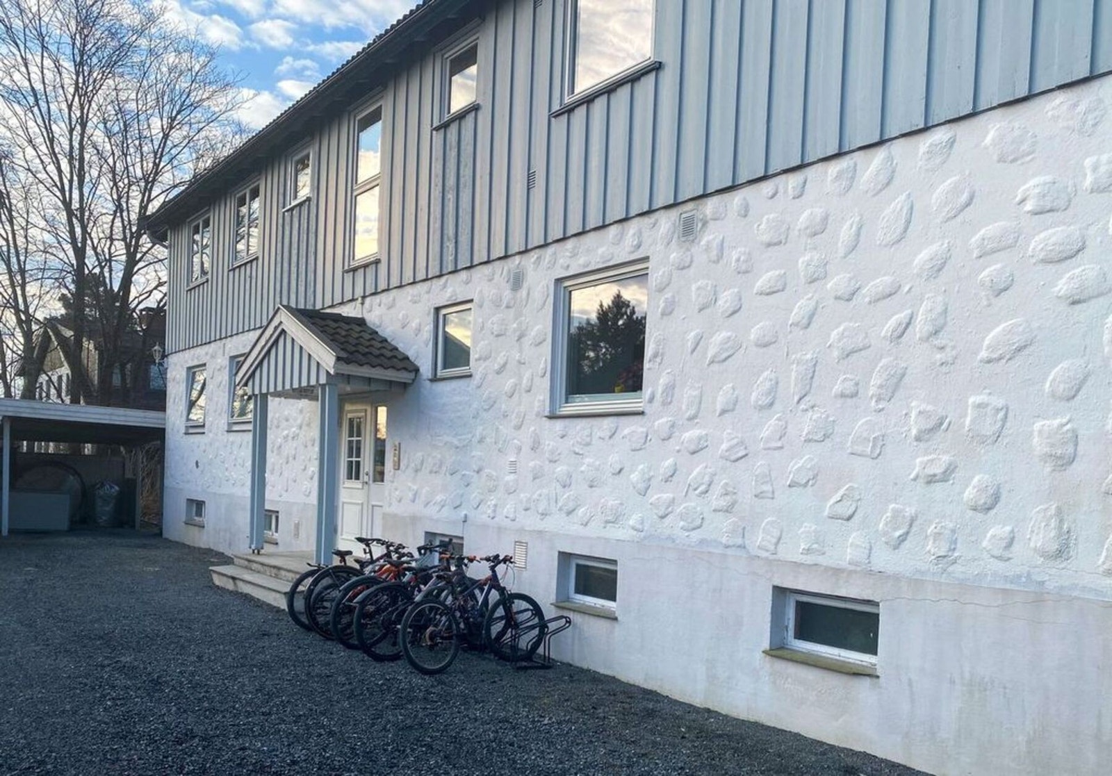 Det medfølger en carport med mulighet for opplegg til lader. Leiligheten disponerer en bod i kjeller på 5 kvm og en mindre bod på 4,3 kvm samt lagringsplass på loft som utgjør ca. 30 kvm. Galleribilde