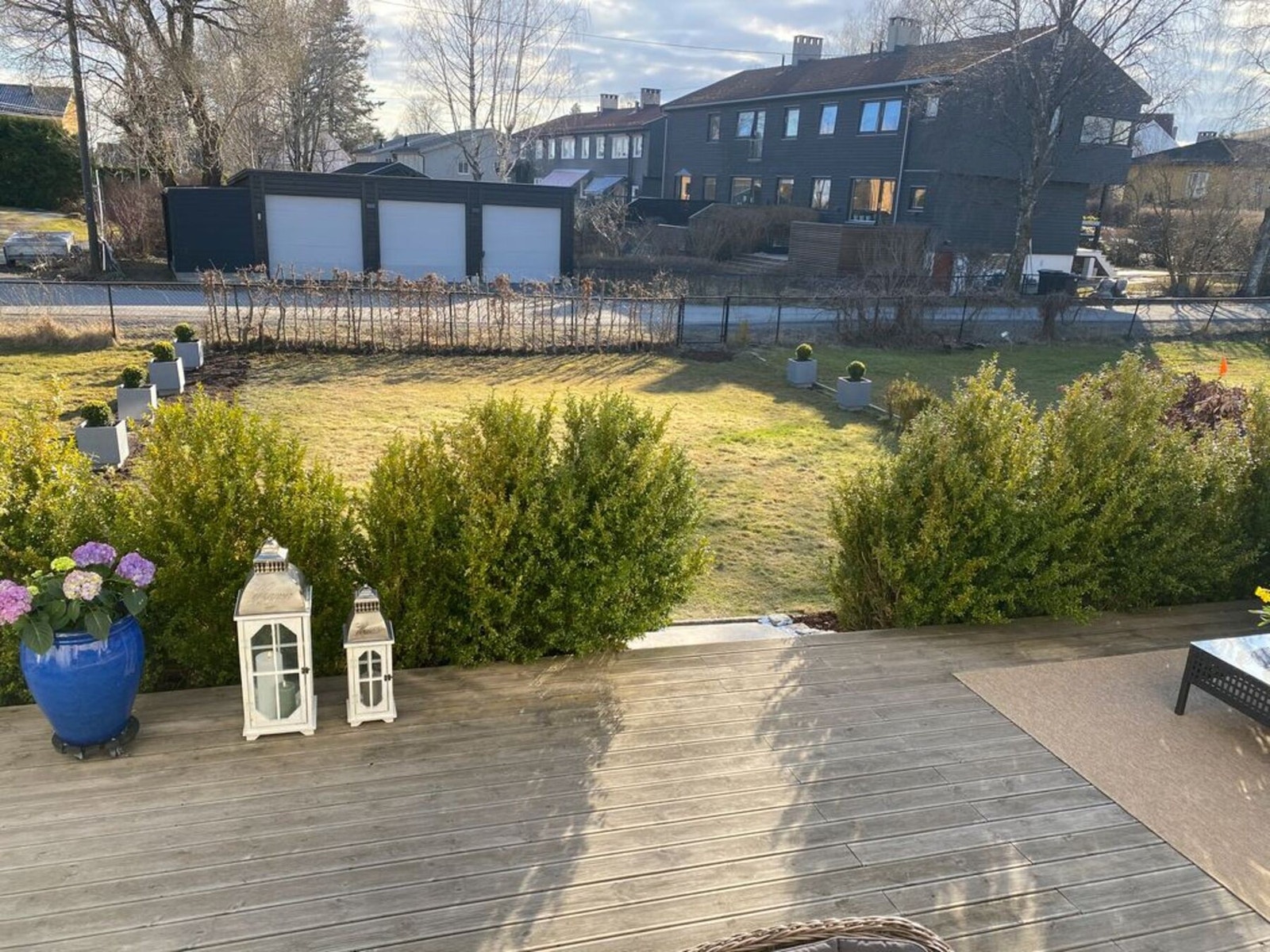 Markterrassen er på ca. 32 kvm og går ned mot den private hagen. Galleribilde