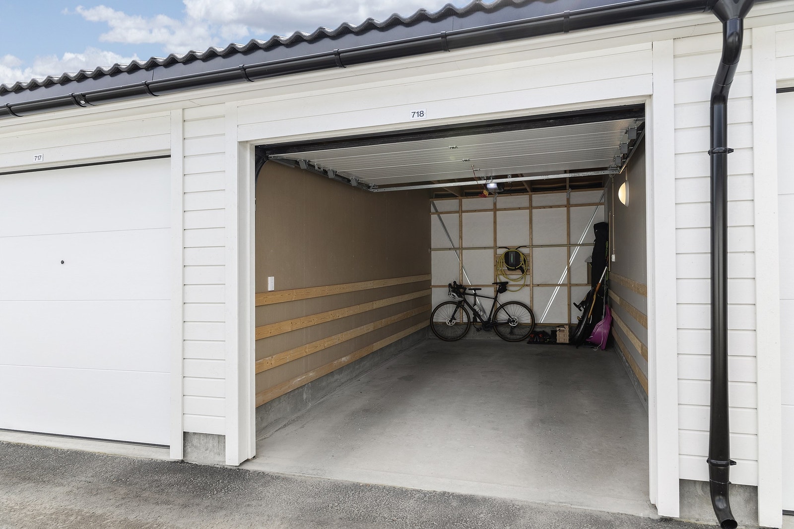 Garasje på 17 m² i fellesrekke, bygget i 2024. Den er utstyrt med elektrisk leddport og elbillader. Galleribilde