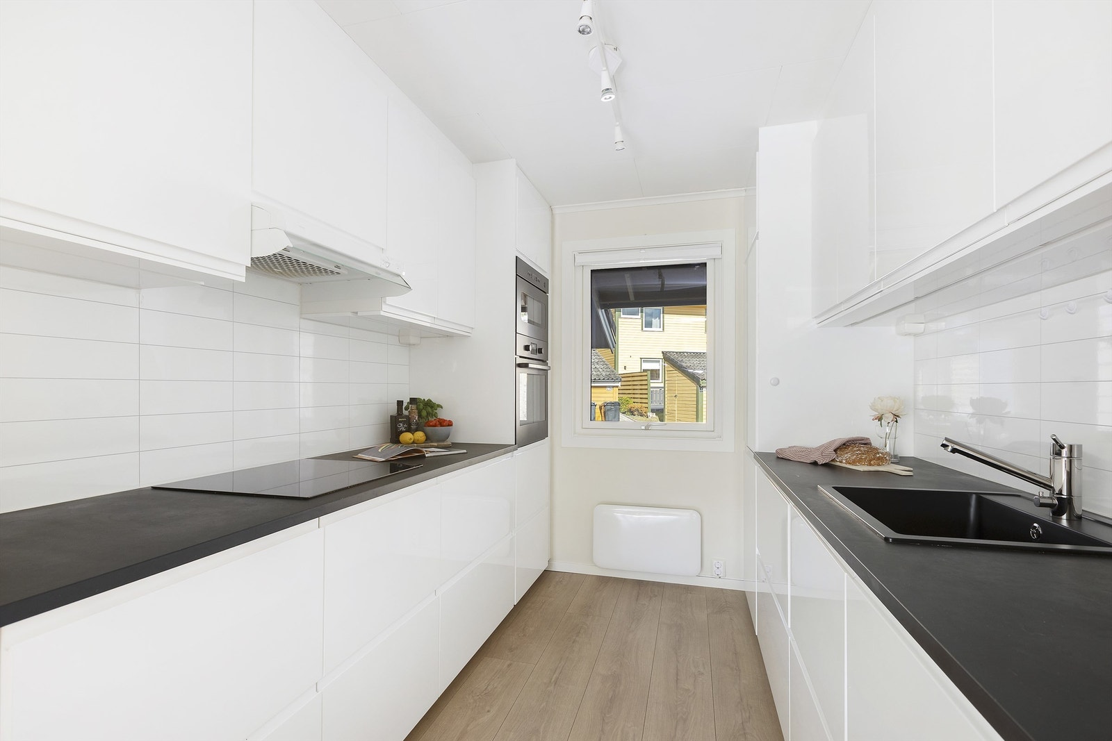 Kjøkkeninnredning fra ca. 2020 med glatte fronter og laminert benkeplate. Her er det også gulvvarme. Galleribilde