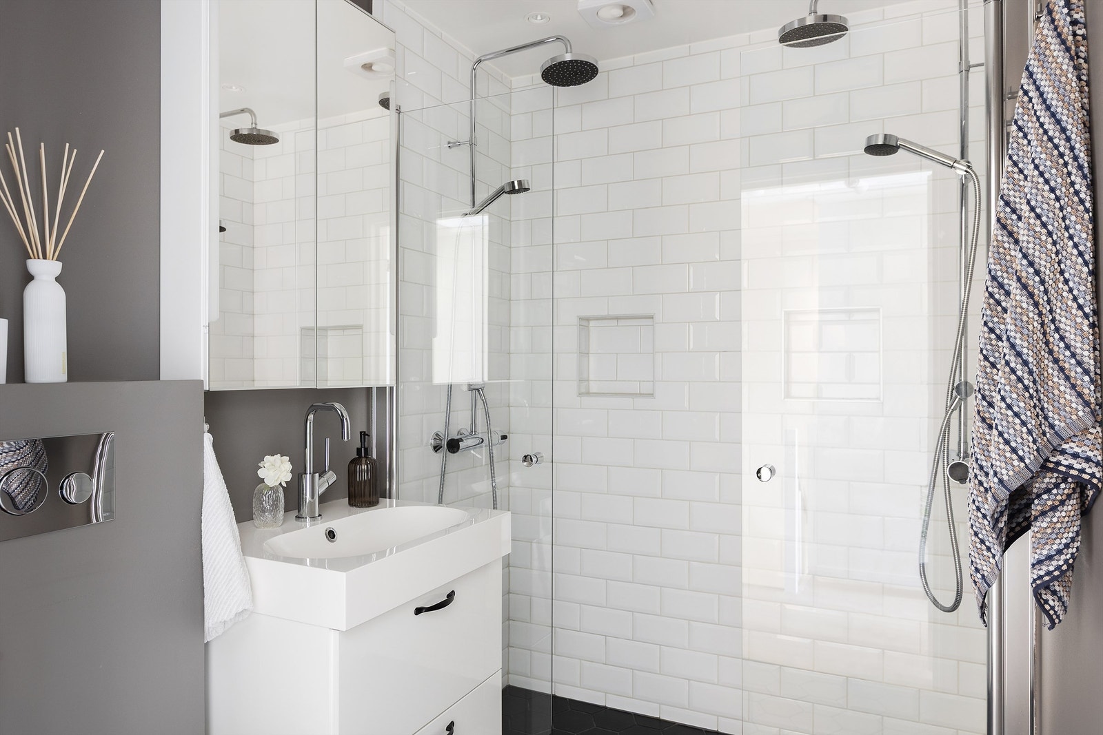 Badet i 2. etasje ble oppgradert i 2017. Badet har flislagt gulv med gulvvarme og en romslig dusjnisje med dobbeldusj. Galleribilde