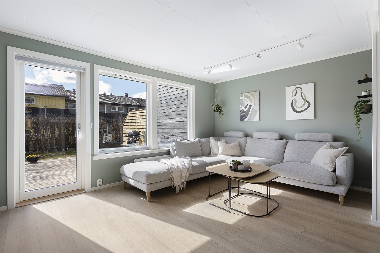 Fra stuen er det utgang til stor terrasse. Både vinduer og terrassedør er fra 2023. Galleribilde