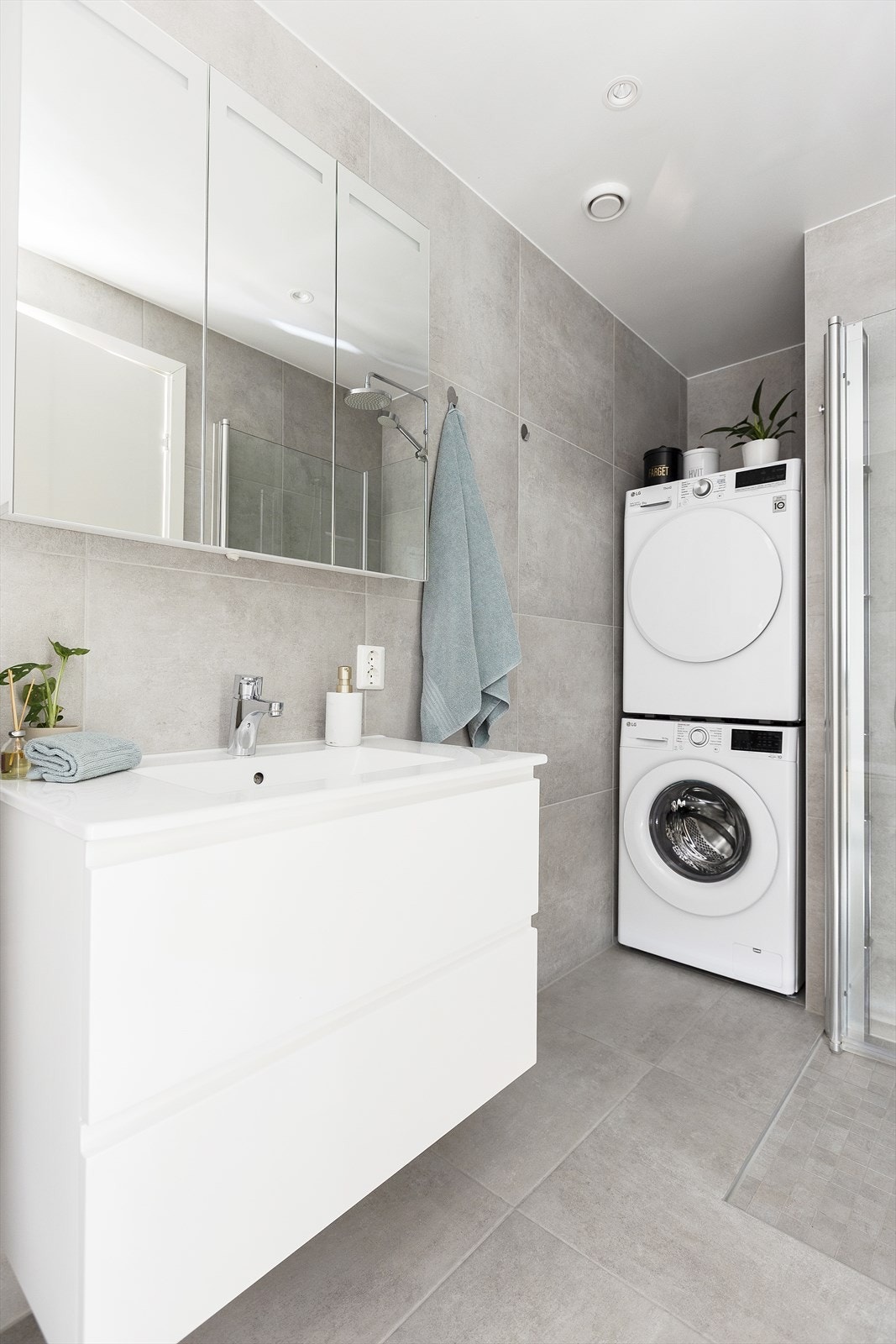 Badet i 1. etasje ble oppgradert i 2022. Her er det flislagt gulv med varme og opplegg for vaskemaskin, samt tørketrommel. Galleribilde