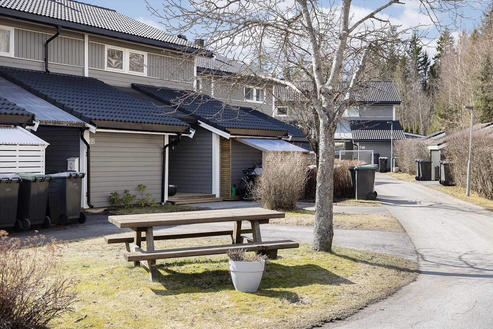 Rolig og tilbaketrukket beliggenhet i et etablert boligområde. Galleribilde