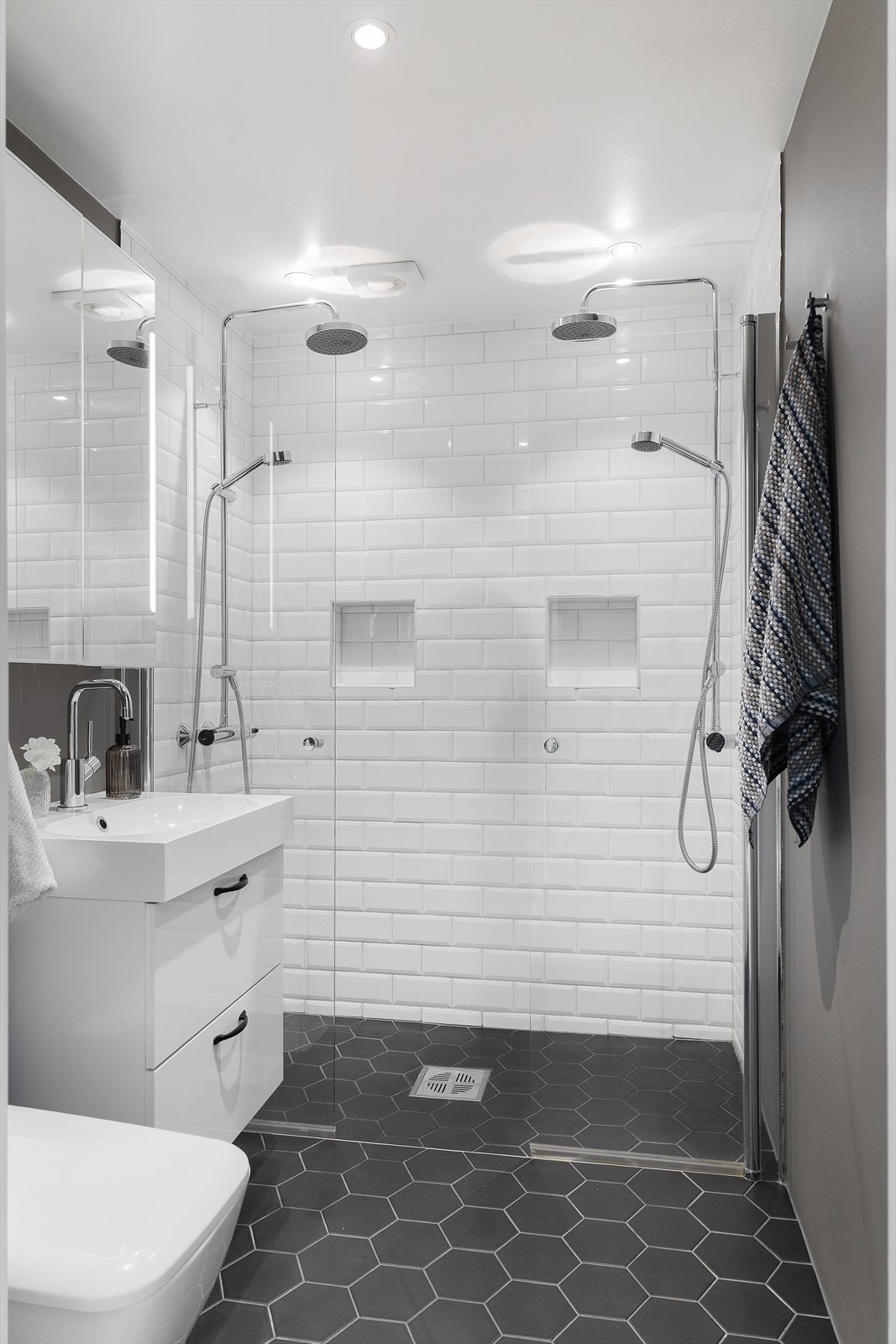 Badet har mekanisk avtrekk og downlights i himlingen. Galleribilde