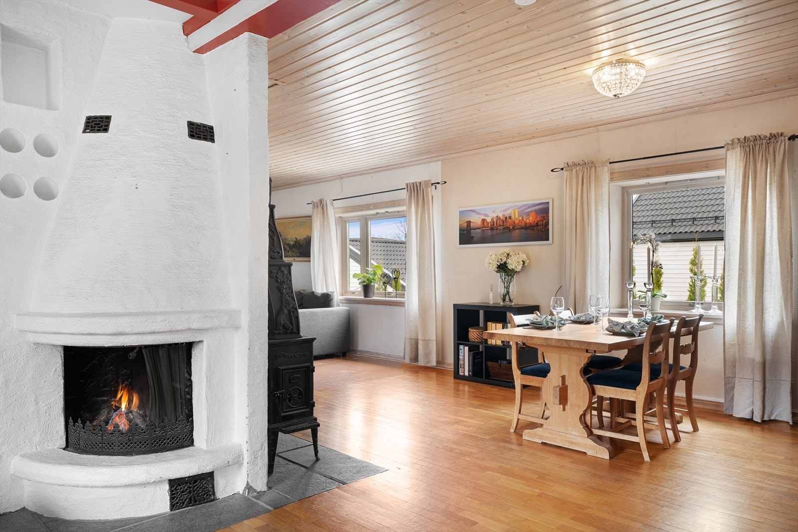 Stue med koselig peis Galleribilde
