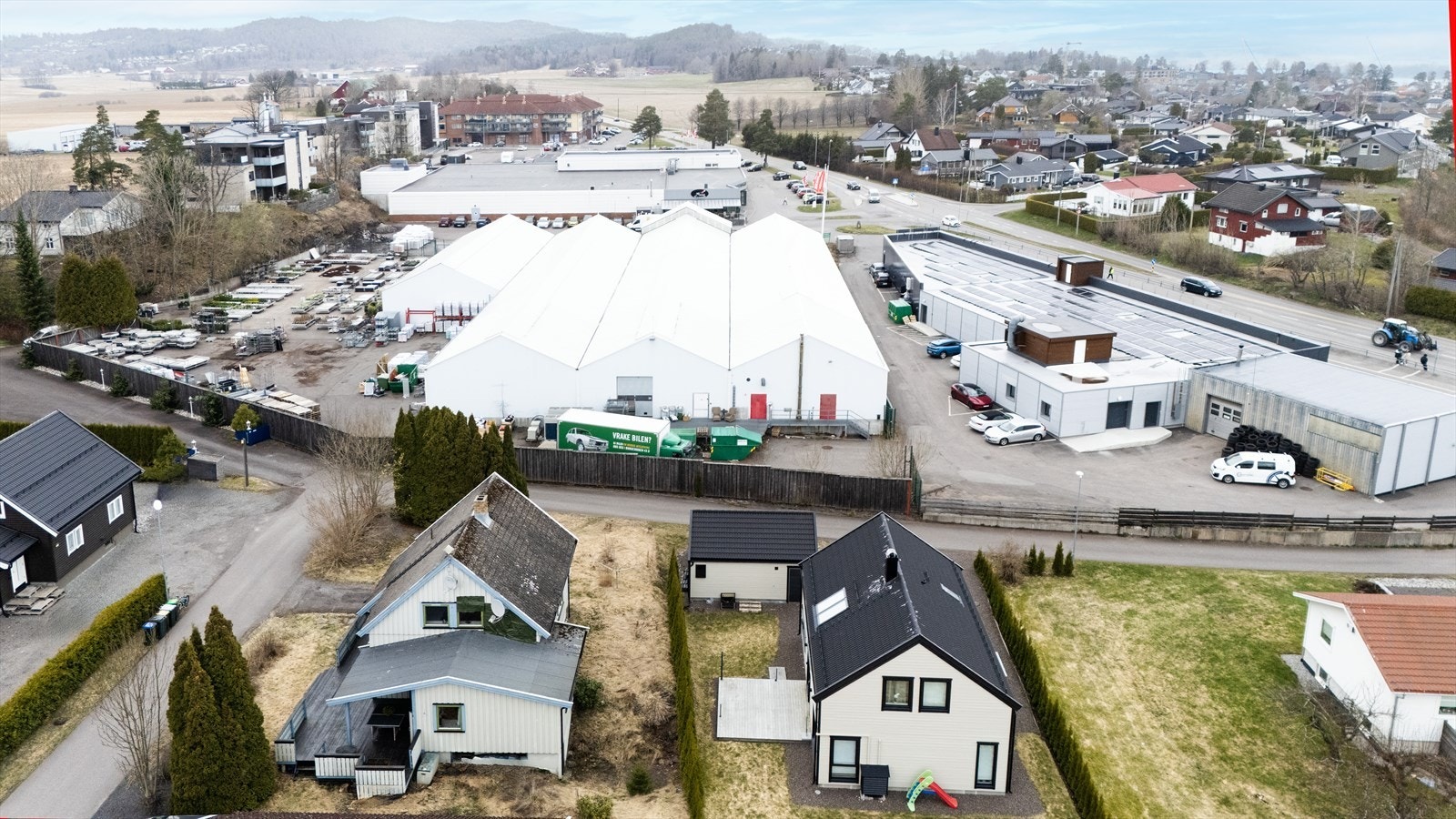 Boligen har en meget bra beliggenhet med umiddelbar nærhet til bl.a. dagligvare, frisør, plantasjen og apotek Galleribilde