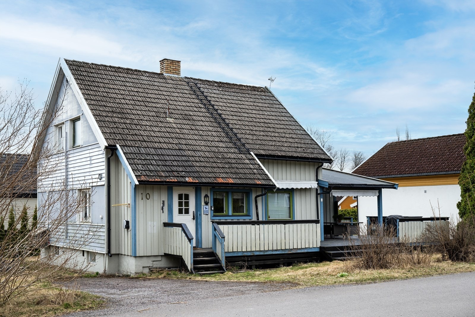 Biloppstillingsplasser rett utenfor. Elbillader er montert på yttervegg Galleribilde