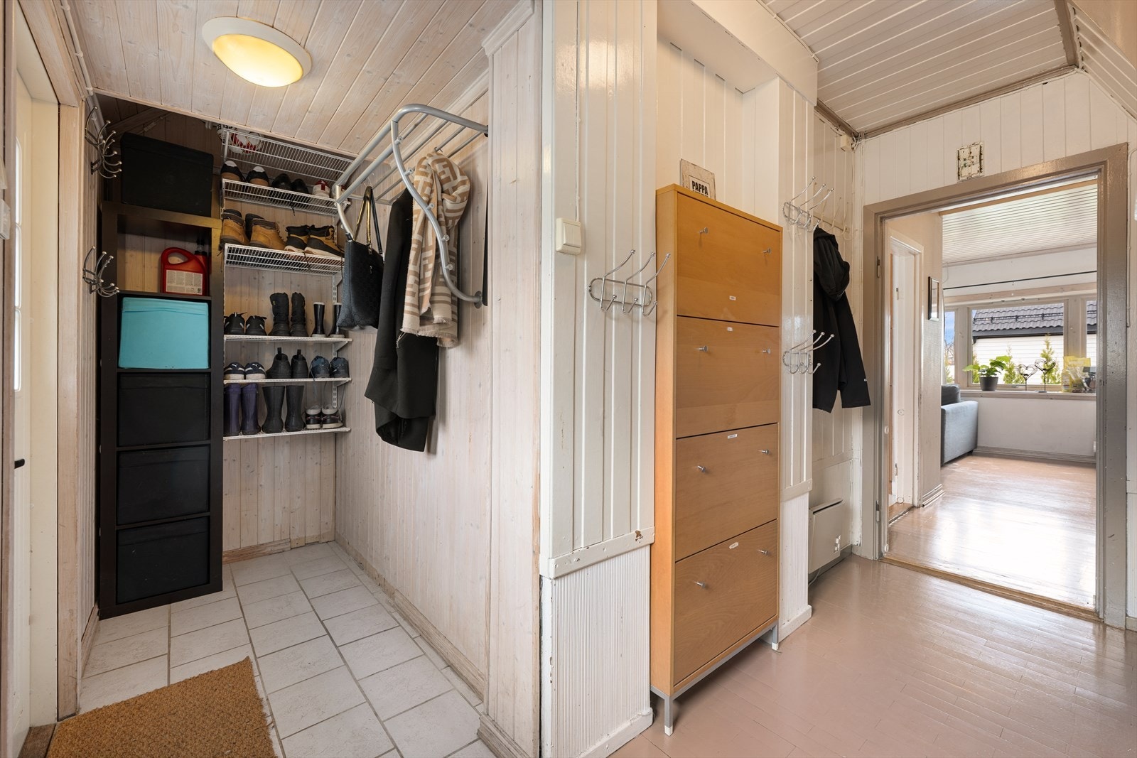Gang med plass til å henge fra seg yttertøy Galleribilde