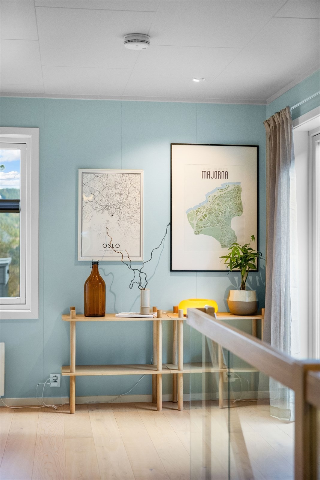 Detalj fra gangen med fine lysforhold og hyggelig utsyn. Galleribilde