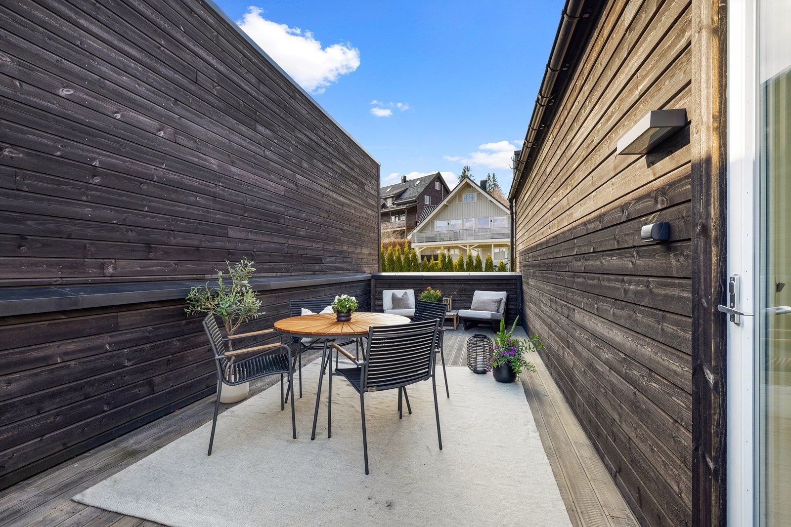 Takterrassen byr på god plass til spisegruppe - perfekt for hyggelige måltider utendørs. Galleribilde