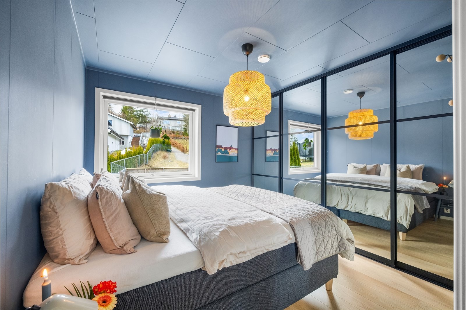 Hovedsoverommet har god plass til dobbeltseng og praktisk skyvedørsgarderobe. Galleribilde