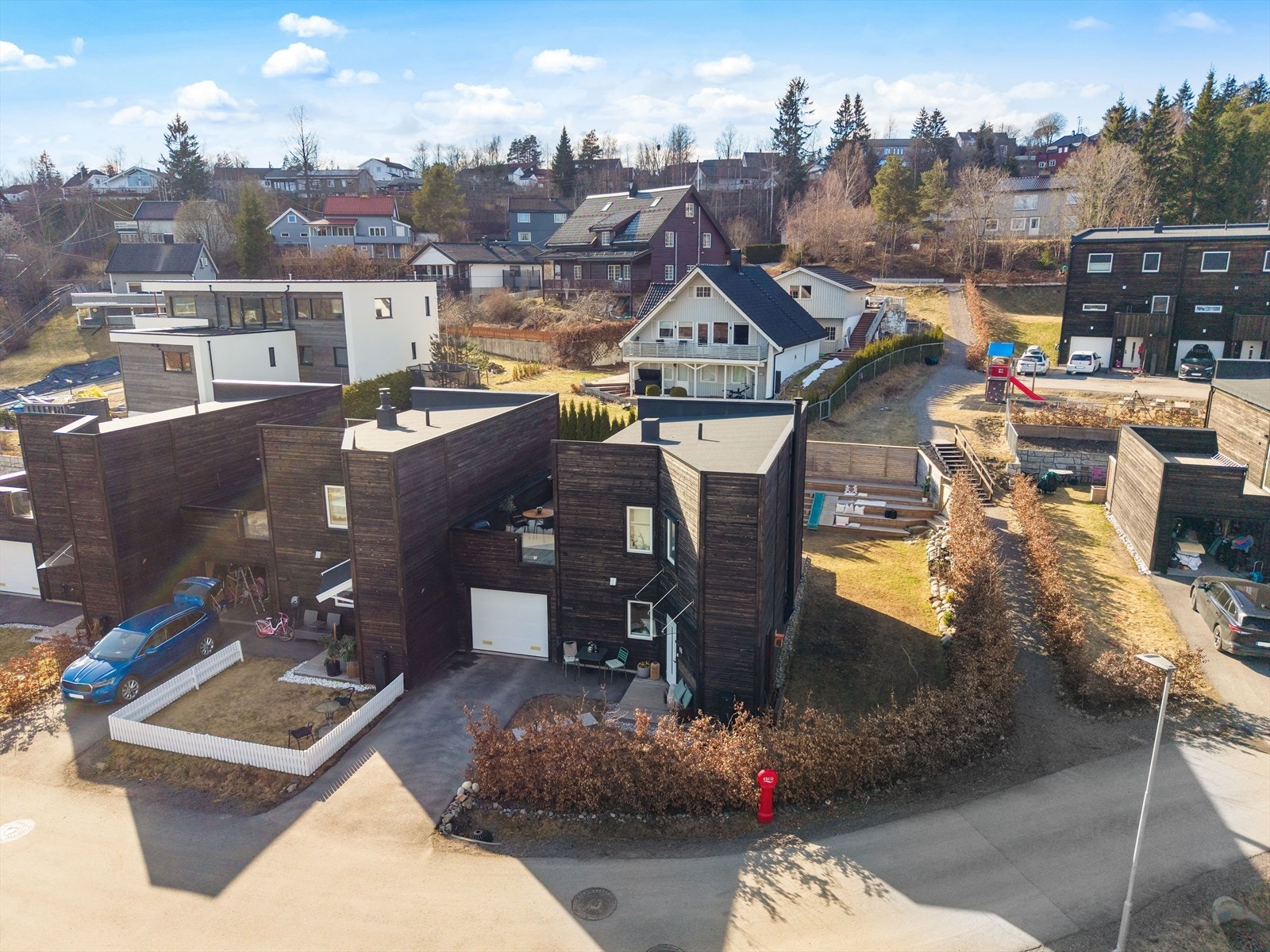 Eiendommen har en fin beliggenhet i Skolemestertunet - et nyere og attraktivt boligområde på Rotnes i Nittedal kommune. Galleribilde
