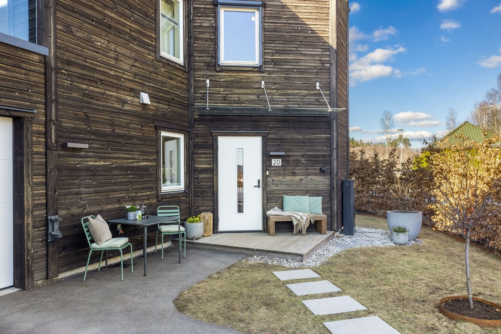 Boligen ønsker deg velkommen med et innbydende og pent opparbeidet inngangsparti, med hyggelig sitteplass og fine detaljer som gir et godt førsteinntrykk. Galleribilde