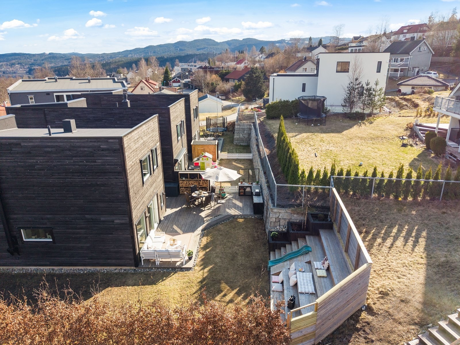 Eiendommen er pent opparbeidet og byr på flotte uteområder med solrik takterrasse og en herlig uteplass med terrasse, hage og utekjøkken. Galleribilde