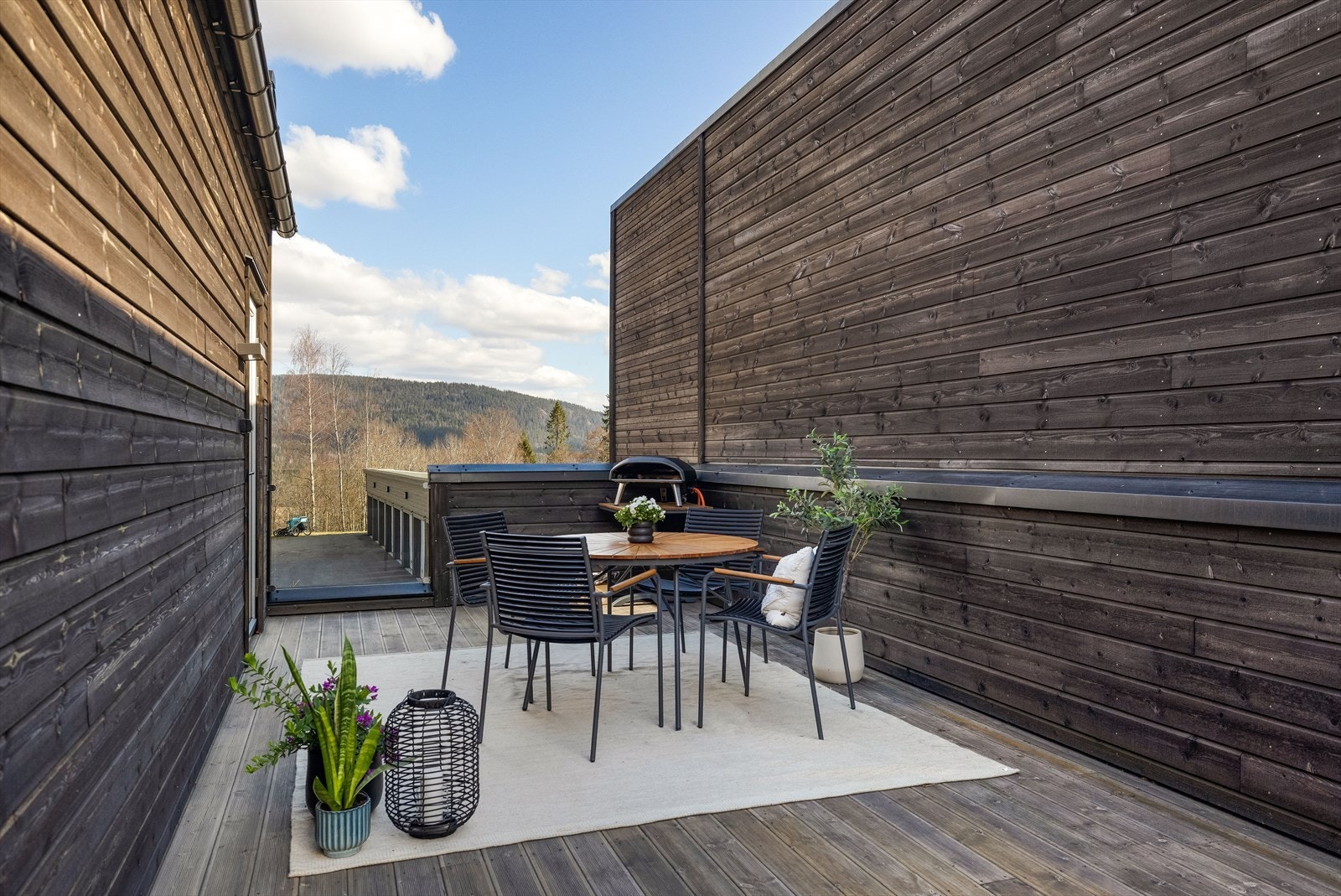 Skjermet takterrasse med gode møbleringsmuligheter og hyggelig utsyn. Galleribilde