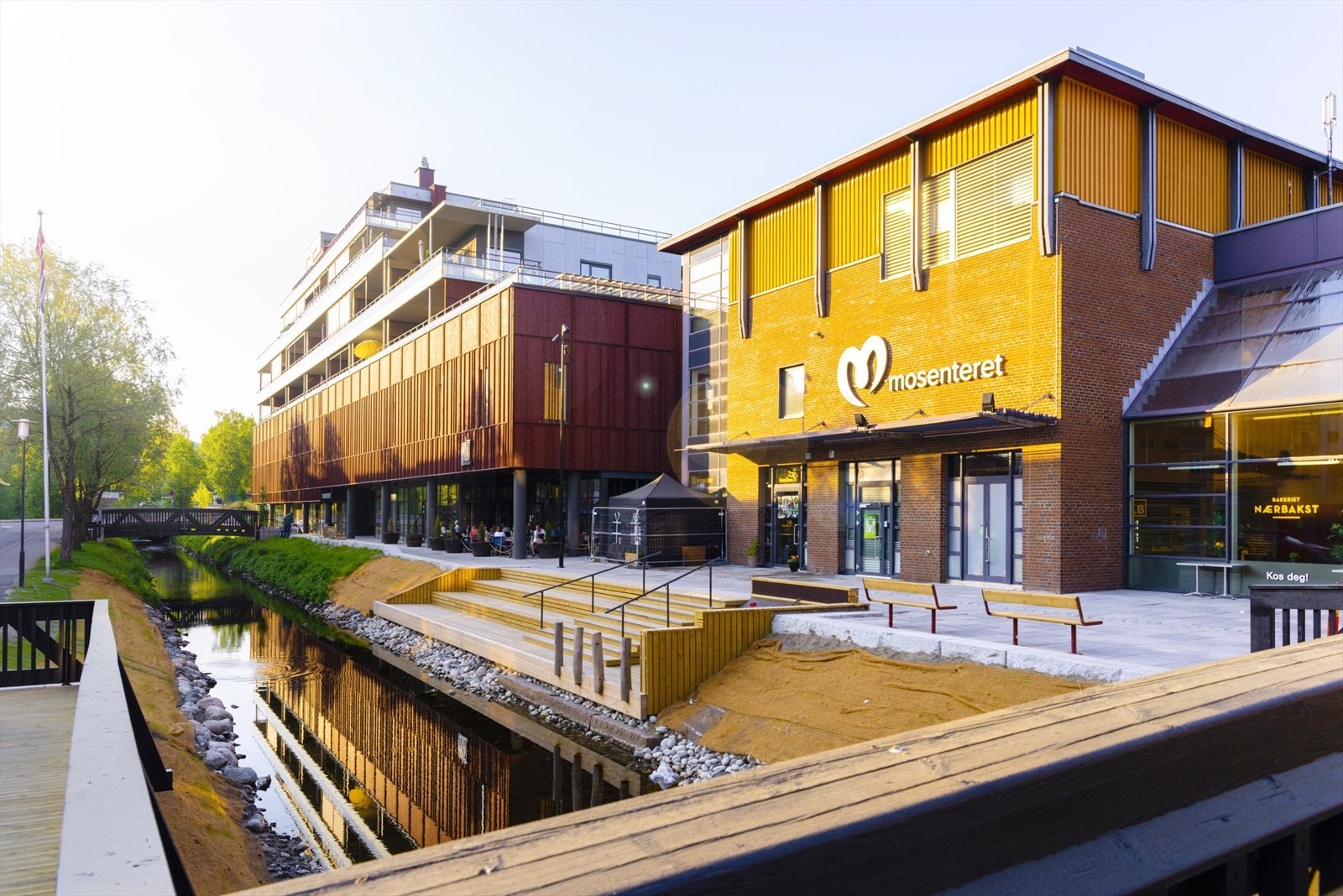 Det er ca. 5 minutters kjøretur til Mosenteret, som tilbyr et variert utvalg av butikker og tjenester, bl.a. blomsterbutikk, apotek, vinmonopol, sportsbutikk, frisør og treningssenteret Myrens. Galleribilde