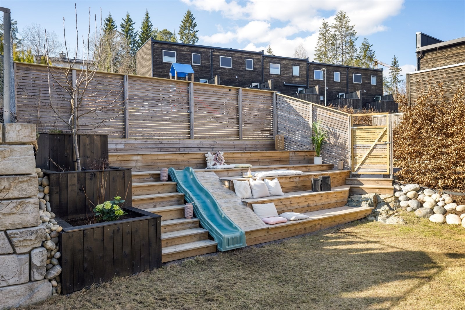 Unikt opparbeidet uterom utformet som en arkitektonisk tribune, med flere nivåer og integrerte sitteplasser som skaper en naturlig sosial struktur. Galleribilde