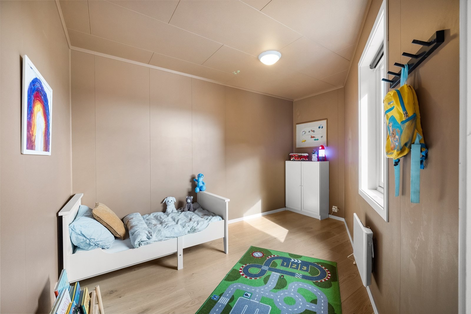 Rommene fremstår lyse og innbydende, med delikate fargevalg. Galleribilde