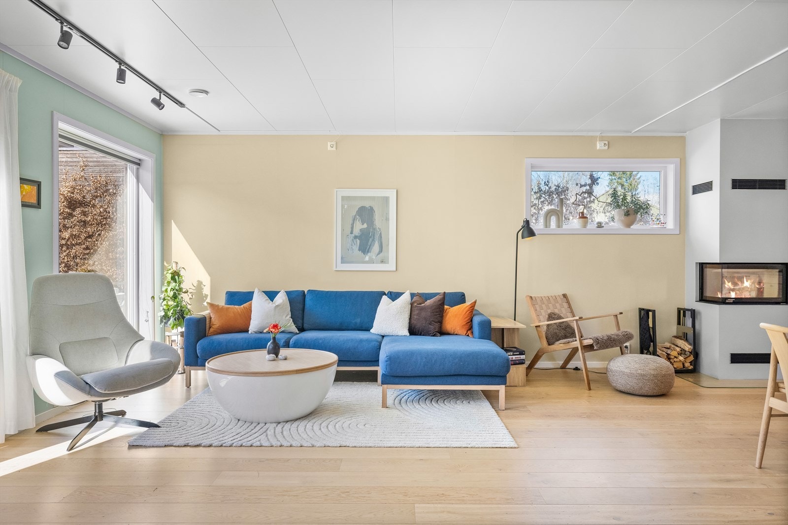Som endebolig får stuen ekstra lys fra vindu på sidegavl, i tillegg til en romslig hage som omkranser boligen. Galleribilde