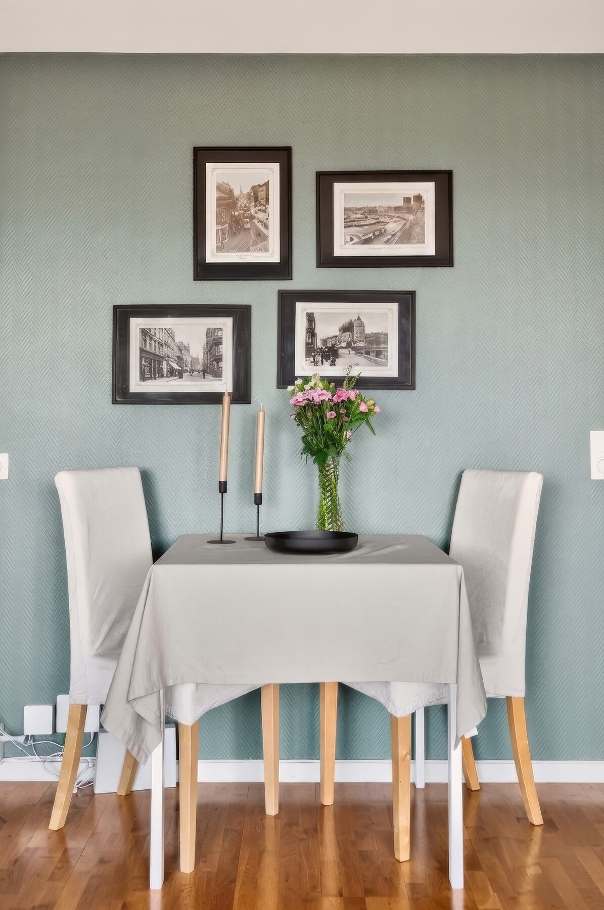 Det er godt med plass til et stort spisebord - Her kan man samle venner og familie til et herlig måltid. Galleribilde