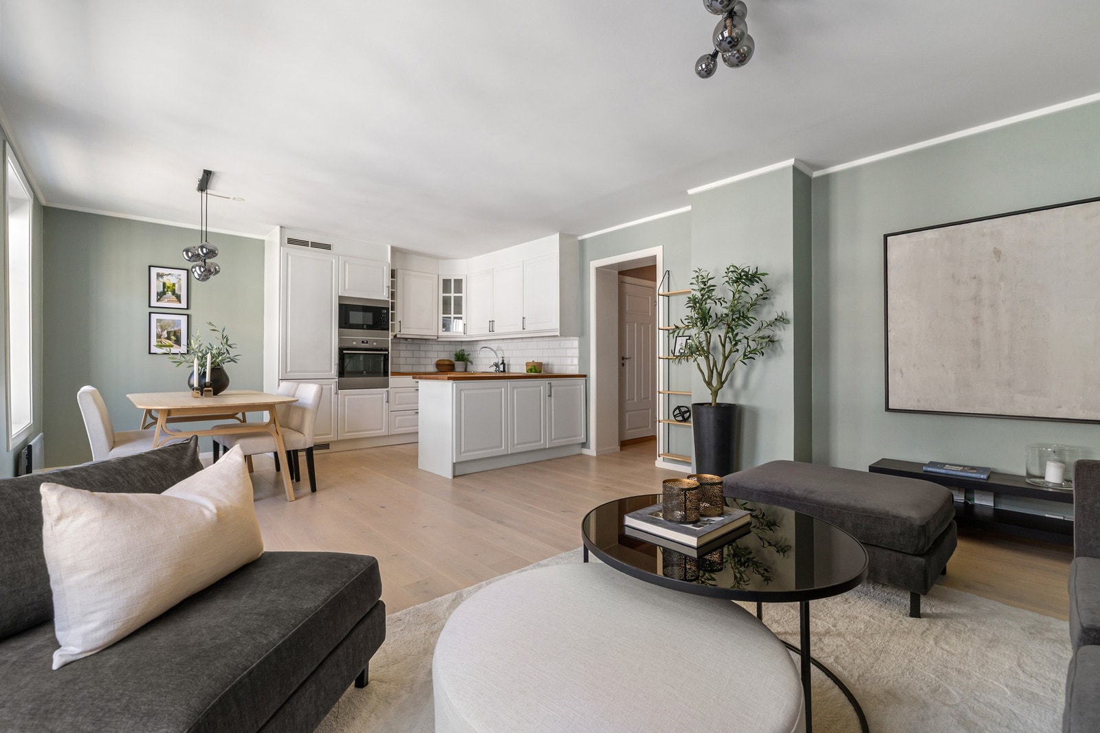 Lys og romslig stue med god plass til både sofa-/TV-sone og spisebord. Galleribilde