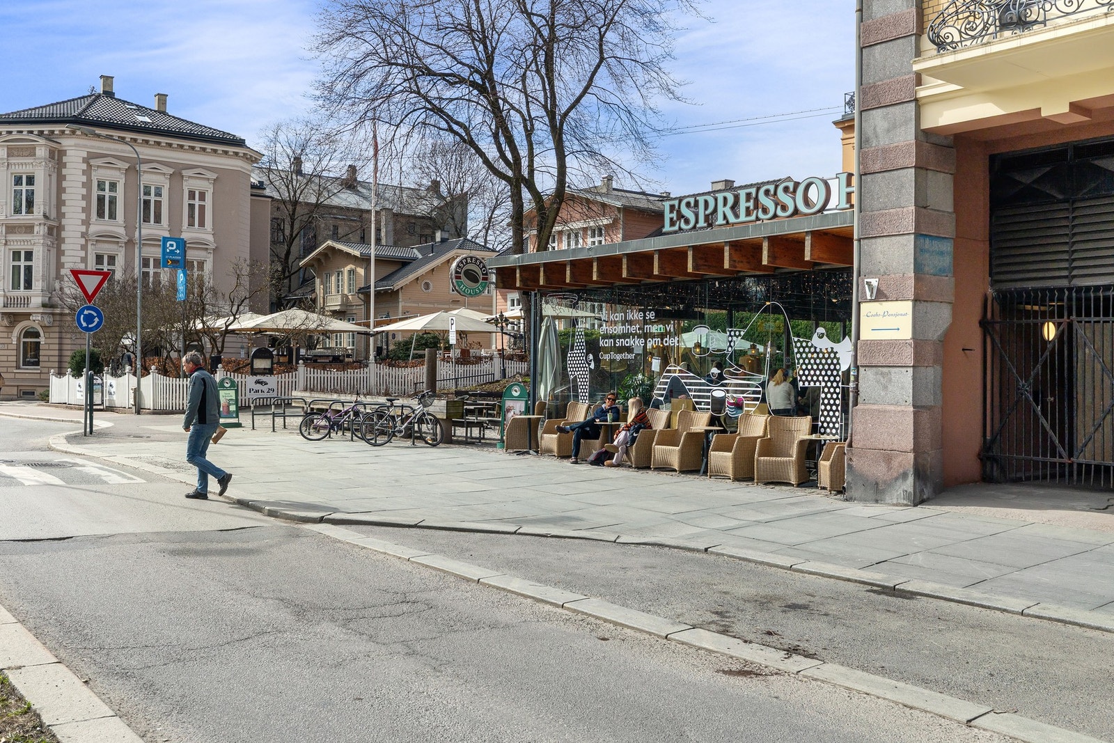 Både Espresso House, Kaffebrenneriet, Aanerud Bakeri, Mjøl Bakeri, Baker Hansen mv. ligger alle i kort gange fra leiligheten. Galleribilde