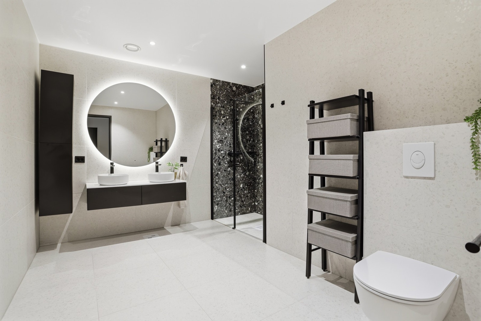 Badet i 1. etasje er av god størrelse, innredet med store, lysegrå fliser i et subtilt og delikat mønster. Galleribilde