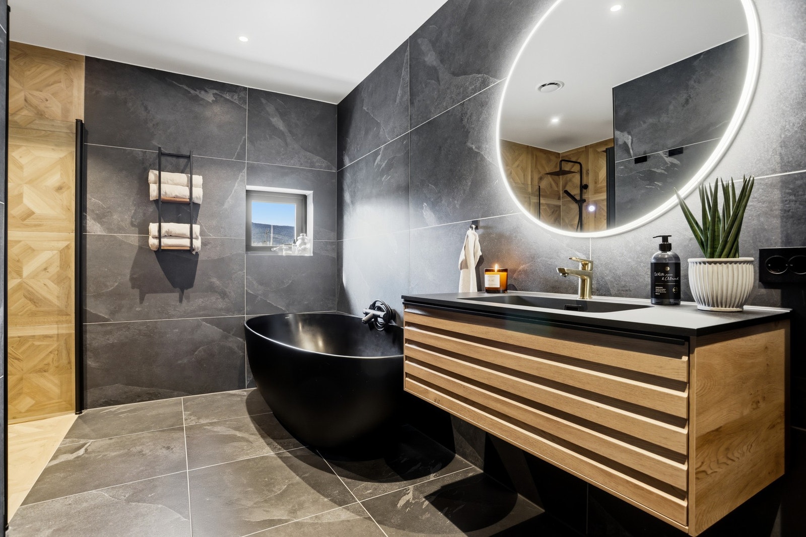Badet i 2.etg. har en luksuriøs spa-atmosfære, i suiteløsning med hovedsoverommet. Galleribilde