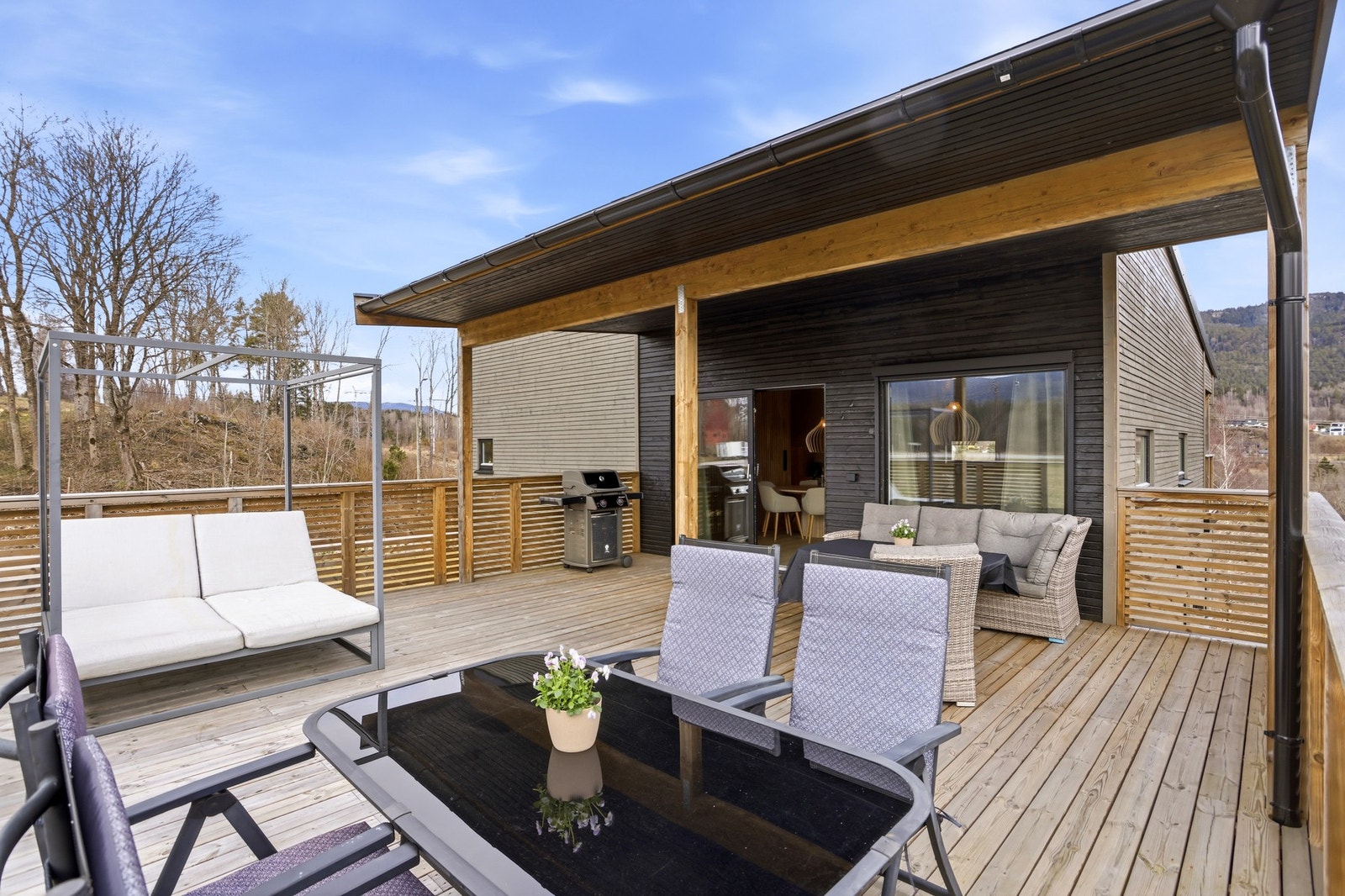 Stuen forlenges av en romslig vestvendt terrasse over garasjen. Galleribilde