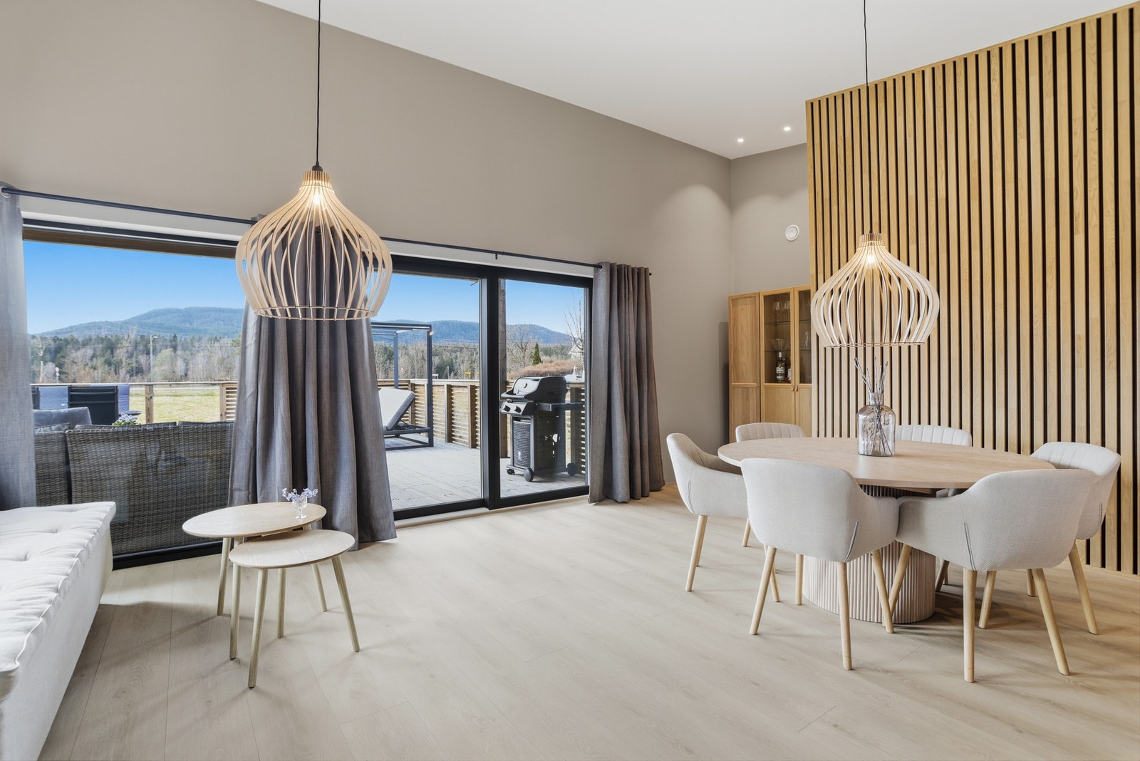 Store vinduer på tre sider slipper inn rikelig med naturlig lys, inkludert to skyvedører til terrassen og balkongen. Om sommeren er det deilig å trekke ut for både avslapning og middager i varmen. Galleribilde